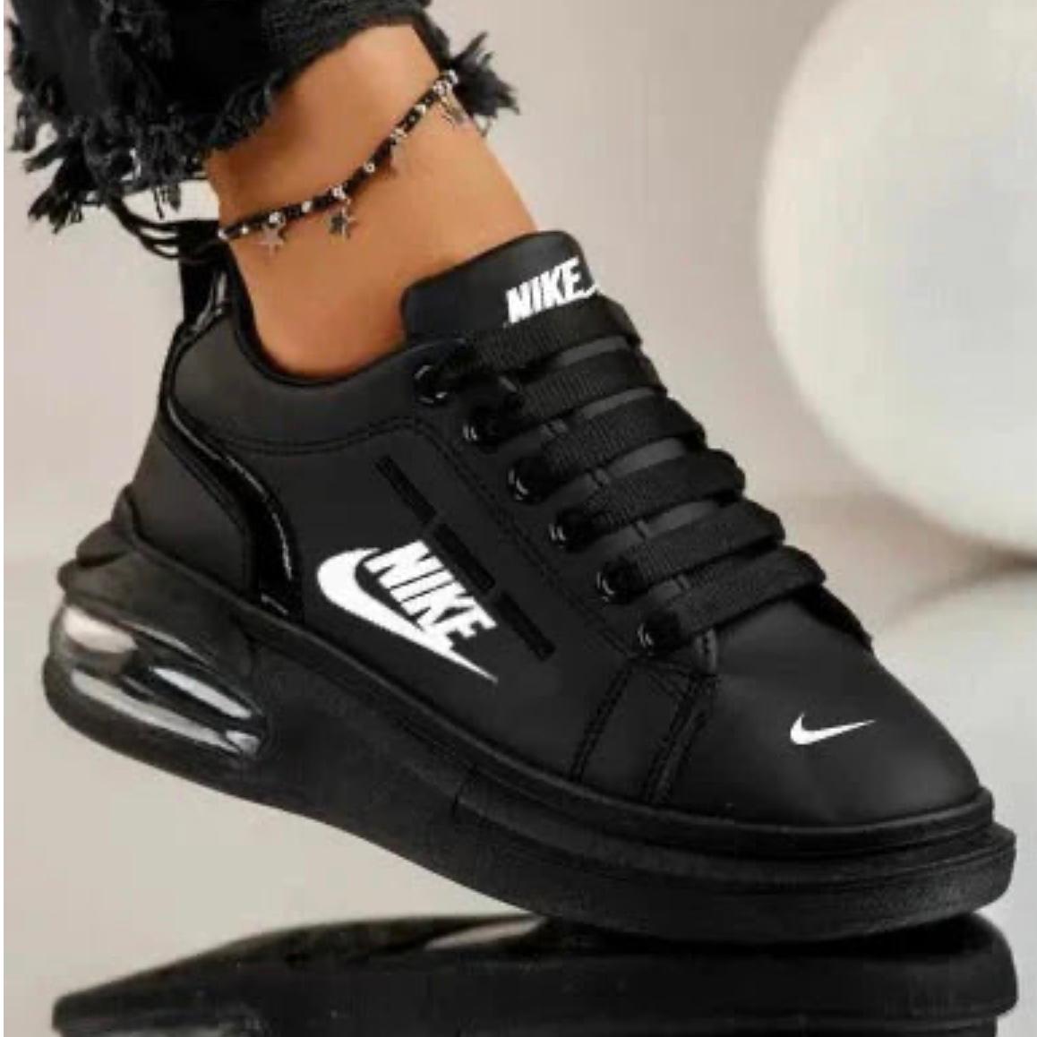 Neue Nike Turnschuhe 2024